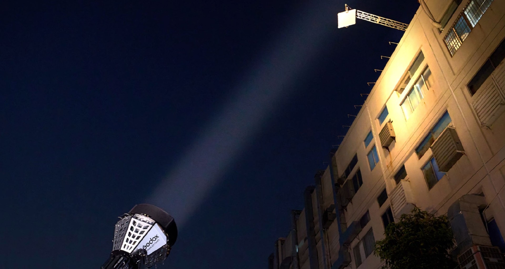 Godox BeamLight B60 Max60 cinematic parallel beam reflector KNOWLED series lights Bowens G-Mount
with LiteFlow reflector panel on high distance set
